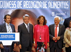 Foto de familia junto a la alcaldesa de Madrid y Mensajeros de la Paz